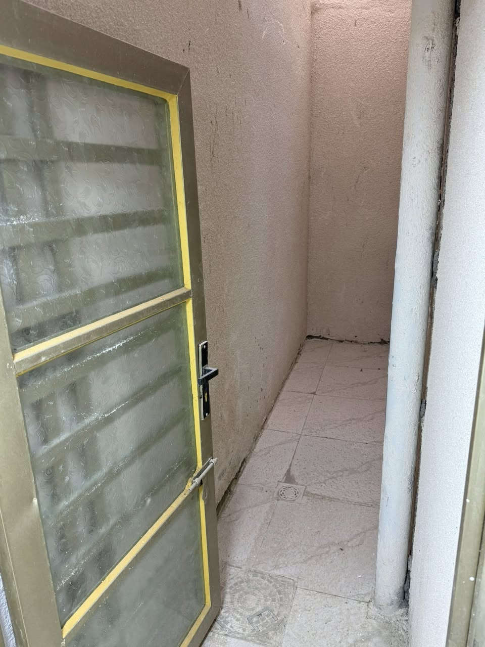 بيت للبيع ٥٠متر طابق ونص بناء طابوك مجمع الغدير خلف الفيزه التركيه
غرفتين نوم 

صاله 

حمام عدد ٢

مطبخ 

***********
