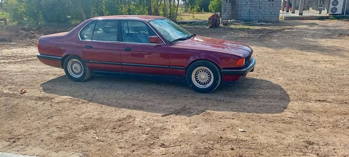 بي ام دبليو حجم 735 رقم بغداد إنكليزي موديم 90 لون ماروني مصبوغه جماليه تخم تاير وتبريد شغال السعر 70 وبيها مجال 
***********
***********
السكن بغداد التاجي
