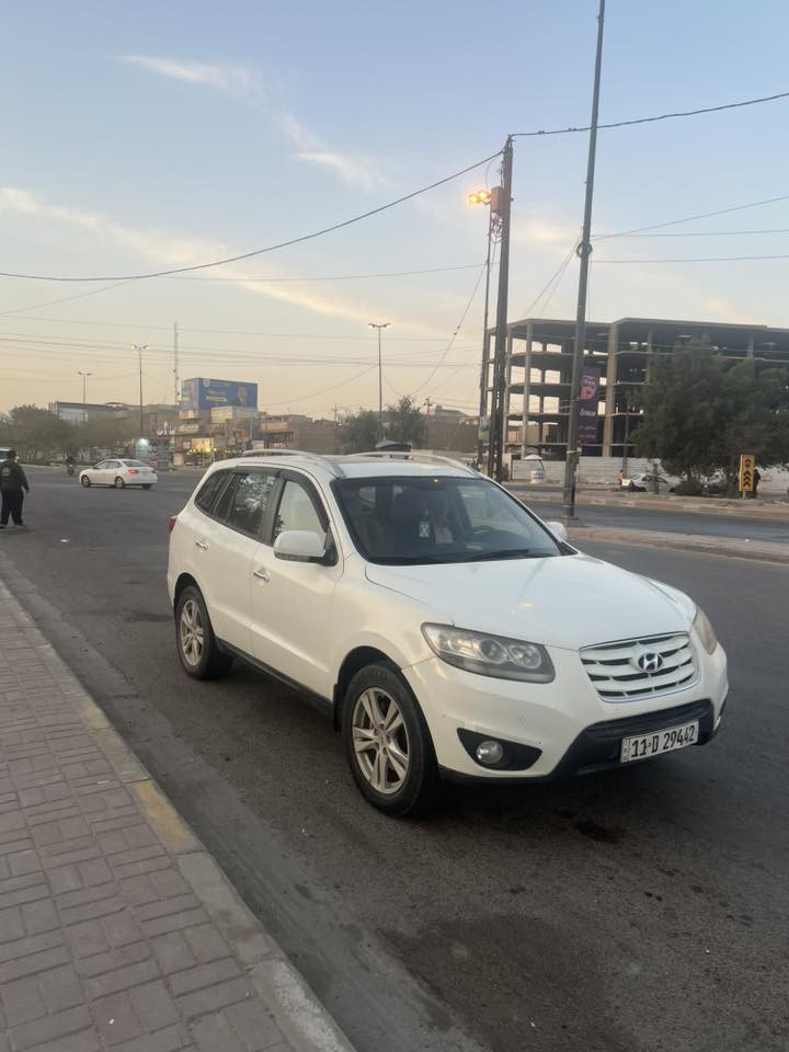 السلام عليكم سنتافي 2011  سته سلندر فول مواصفات بيها خمس قطع صبغ بدون دواخل وبيها سونار  رايده117قفل مكاني واسط 
***********
