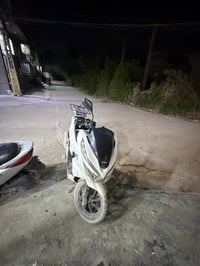 دراجه pcx جيل ثالث ياباني الاصل JF بصمه وحده  ممشى الدراجه 40 ألف حقيق...