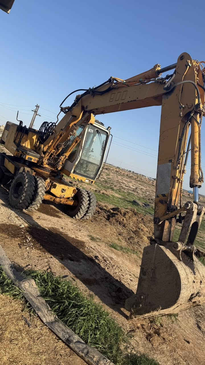 السلام عليكم اخوان حفارة لبهير للبيع خير من الله حجم ٩٠٠موديل ٩٧ مكاني ديالى السعر ١٣٠ وبيهة مجال للطيبين للستفسار ***********
