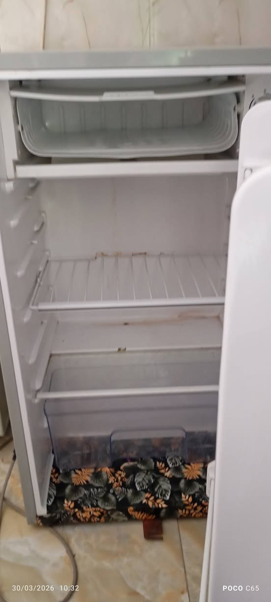 ثلاجة شغالة نظيفة مابيهه شي وسعر مناسب جدًا لا يوجد توصيل بغداد المشتل ***********
