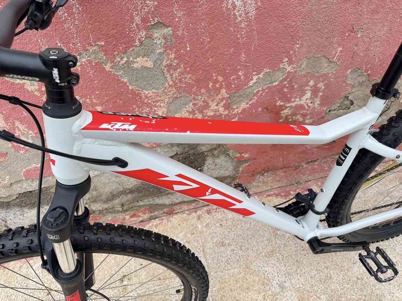 السلام عليكم اخواني ماركة (KTM)غني عن التعريف 
حجم 29 قياس M فريم 48 معدنه المنيوم 
بريكات دهن شيمانوا  دبل فتح قفل تحكم 
سستم شيمانوا التوس 3/9 ناقل خلفي XT مثل موضح بل صور كلهاا بلادي صنع في نمساوية 
 وياله ورقبه وسكانه وبيدرات كلها ختم واحد KTM نظافة 90بل 100 سعرهاا 500 الف وبي مجال 
الاستفسار *********** عنواني موصل 
معرض الفهد تتوفر خدمة توصيل لجميع 
محافظات العراق وتحياتي للجميع
