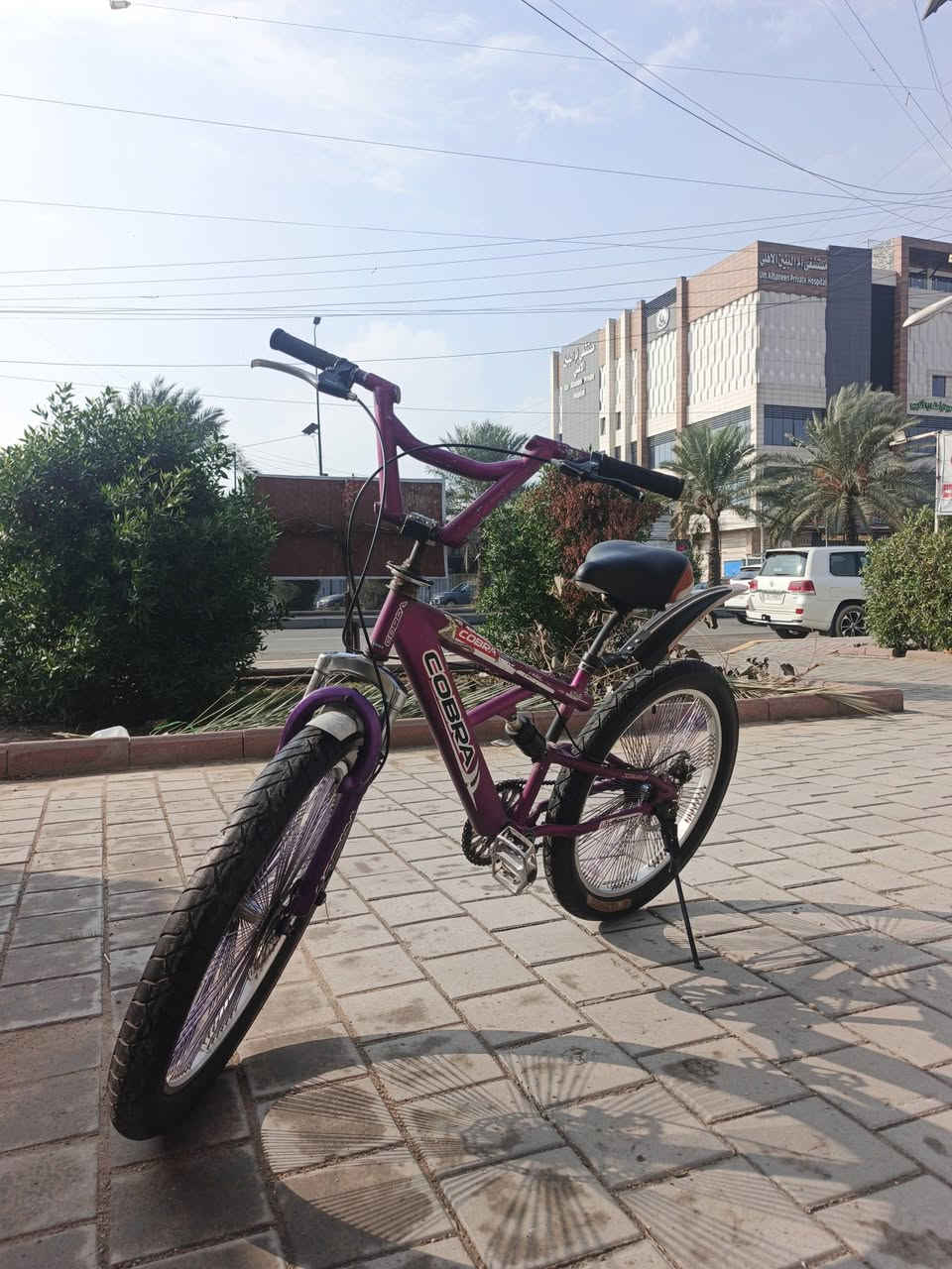 المواصفات
النوع: BMX (فري ستايل / شوارع)
الإطار: فولاذ قوي (Steel) لتحمّل القفزات والصدمات
الحجم:  24 إنش (المقاس الشائع للـBMX)
التعليق:
أمامي صلب (Rigid Fork)
إطارات جديده ياباني أنسى البنجر أو نزول ضغط الهواء
الفرامل: فرامل خلفية (V-Brake أو U-Brake)
السرعات: سرعة واحدة (Single Speed)
الإطارات: عريضة نسبيًا لثبات أفضل
الدواسات: ألمنيوم 
المقود: مرتفع للتحكم بالحركات والاستعراض
المزايا
قوية وتتحمل الاستخدام القاسي (قفز، حركات، مطبات)
المساعد الخلفي يعطي راحة أفضل على الطرق غير المستوية مقارنة بـBMX الصلبة / سعر البيع  70 الف مكان بغدادحي أور مقابيل مركز القدس  هاتف ***********  موجود على الواتساب
