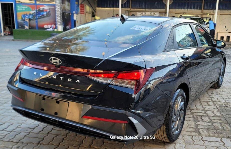 🚨هيونداي النترا 2024 وارد أمريكي 🇺🇸 🚨

🖤 اللون: أسود ملكي
📍 الرقم: بغداد (إنكليزي – لوحة جديدة)
📏 الممشى: 11,000 ميل فقط (يعني تقريباً جديدة)

سيارة بحالة ممتازة جداً، استخدام خفيف جداً، نظافة داخلية وخارجية 👌

⚙️ المواصفات:
✅ محرك 2.0 اقتصادي وقوي بنفس الوقت
✅ أوتوماتيك 6 سرعات
✅ شاشة كبيرة + Apple CarPlay & Android Auto
✅ كاميرا خلفية
✅ مثبت سرعة
✅ تحكم ستيرن
✅ بلوتوث + USB
✅ بصمة تشغيل
✅ جنوط ألمنيوم
❌ بدون فتحة
❌ المرايا ليست شفط

🛡️ أنظمة أمان كاملة (ABS – مانع انزلاق – ثبات إلكتروني – وسائد هوائية متعددة)

🔥 سيارة شكل جديد 2024
🔥 صرفية قليلة جداً
🔥 جاهزة للاستخدام فوراً وبدون أي مصاريف

💰 السعر مناسب وقابل للتفاوض 

📞 للاستفسار خاص أو اتصال
***********
