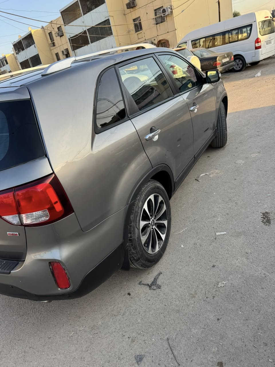 سلام عليكم سيارة سورنتو للبيع بيه ضربه جاملغع بالباب مال سايق موديل 14مكينه أربعه سلندر بغداد منطقه طالبيه ***********
