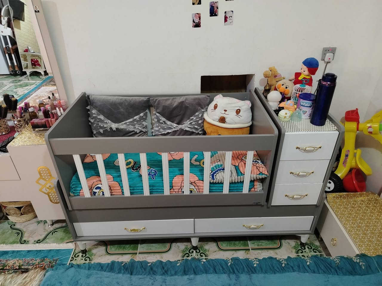 مرحبا
عندي هاي جرباية مال طفل ابني مينام 
بيها وأريد بيعها
والله خذتها ب٢٠٠ معادة دوشك
واريدها ب١٥٠ هيه ودوشك ول فراش كامل بيها ثنين صيفي وثنين شتوي عنوان غزاليه  
***********
