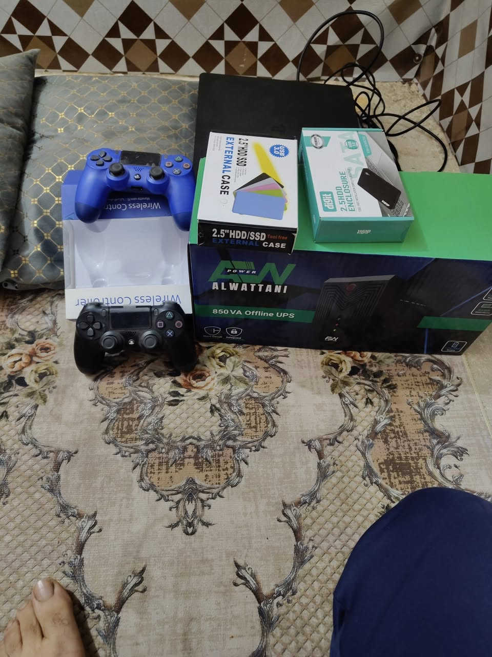 السلام عليكم..بلي 4سلم مهكر استخدام شهر وياغراضه كامله جوستك عدد 2 وجهاز يوبي اي اس جديد حجم 850 وهاردات عدد 2 واحد حجمه تيره والثاني 500 العاب بي مفوله تقريبا 40 السعر 325وبي مجال الاتصال عل الارقام ***********..***********.نجف حي المكرمه قرب مجمع العائله أو صيدلية البلد الامين بالفرع
