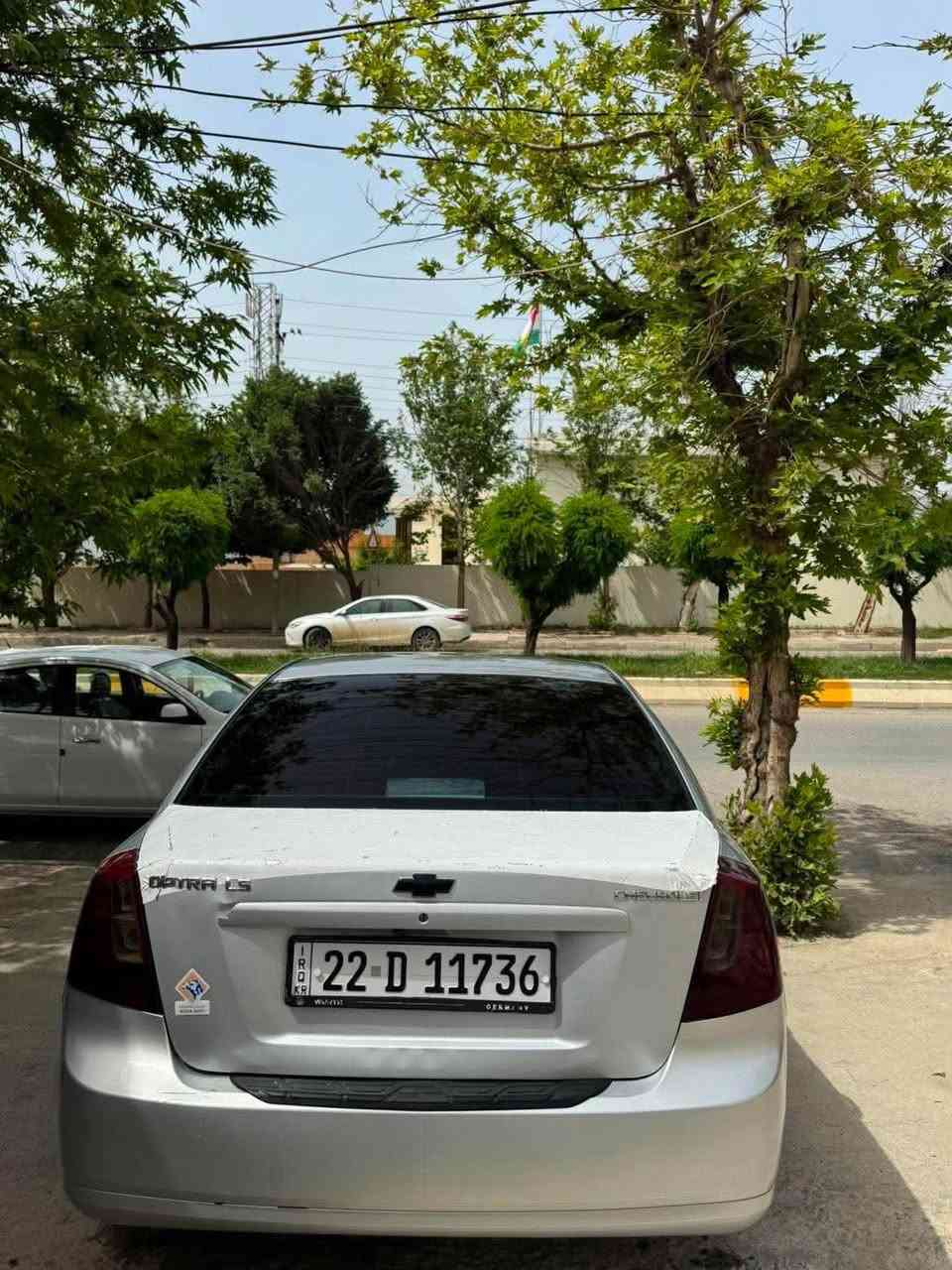 2009
نیو چەملەخ لای سەکنی بن دەرکەی بەنزینی سبوغە
وردە تەزرە بەس لە سەقفی هەیە
مەسرەفی تێدا نیە
سەنەوی تا ٢٠٢٩ لەسەر ناوی منە

***********
