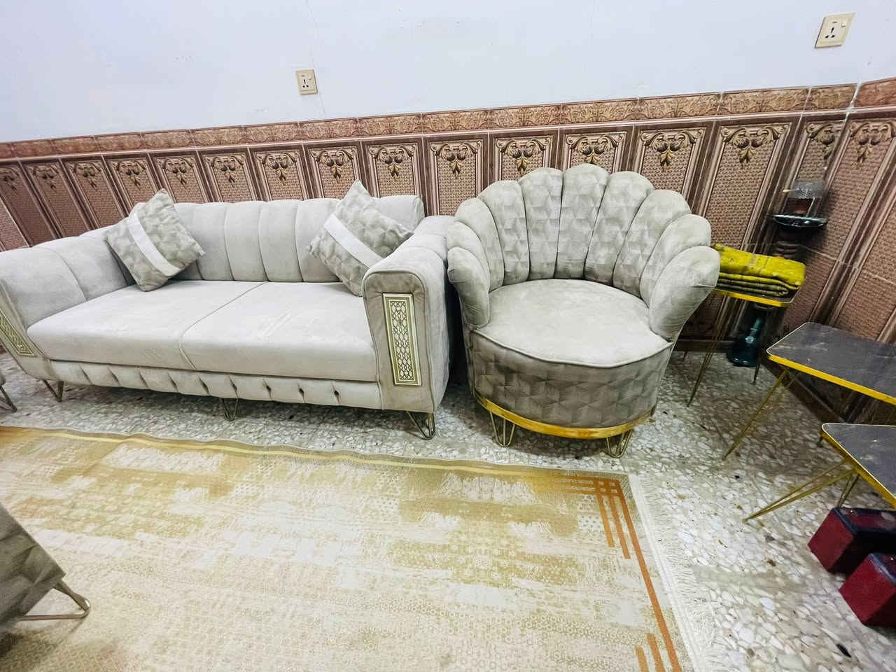 تخم للبيع تكمه نضيف جدا ٧ مقاعد اي ضرر ما بيه وياه كوشات هديه وطبله وسطيه السعر ٢٢٥ وبيه مجال المكان البلديات الرقم ***********
