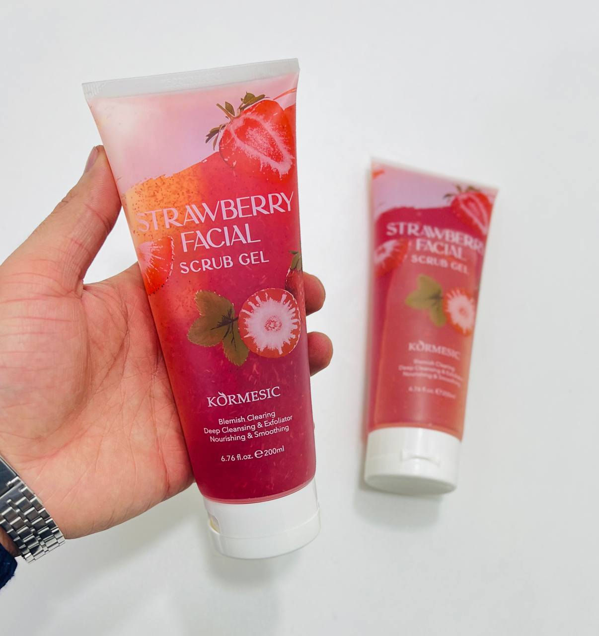 جل تقشير الوجه بالفراولة من كورميسيك هو منتج مصمم لـ تنظيف عميق وتقشير البشرة، مما يساعد على إزالة خلايا الجلد الميتة والشوائب دون تهيج. هذا المقشر يهدف إلى تفتيح البشرة وتحسين ملمسها ولونها، مما يجعلها تبدو أكثر نعومة وإشراقاً. 

الفوائد الرئيسية
تفتيح البشرة: يحتوي على مستخلصات الفراولة الغنية بفيتامين C ومضادات الأكسدة للمساعدة في توحيد لون البشرة وإضافة توهج طبيعي.
تنظيف وتقشير لطيف: يحتوي على جزيئات مقشرة دقيقة (خرزات الجوجوبا) تعمل على إزالة خلايا الجلد الميتة وفتح المسام المسدودة، مما يساعد في التخلص من الشوائب.
ترطيب وتغذية: تركيبته غنية بالمكونات المرطبة مثل الجلسرين ومستخلص الصبار، والتي تساعد على ترطيب البشرة وتنعيمها دون أن تسبب الجفاف.
مناسب لجميع أنواع البشرة: لطيف بما يكفي للاستخدام اليومي أو الأسبوعي ومناسب لمختلف أنواع البشرة، بما في ذلك الحساسة والمعرضة للشوائب
.


**إذا كنت صاحب هذا الإعلان وتريد حذفه لأي سبب، رجاءا أرسل رسالة إلى الدعم الفني**