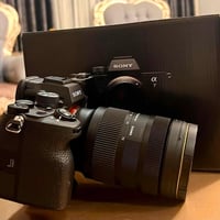 � للبيع Sony A7 IV + Sigma 28-70 F2.8 + DJI RS3 🔥  طقم تصوير احترافي ك...