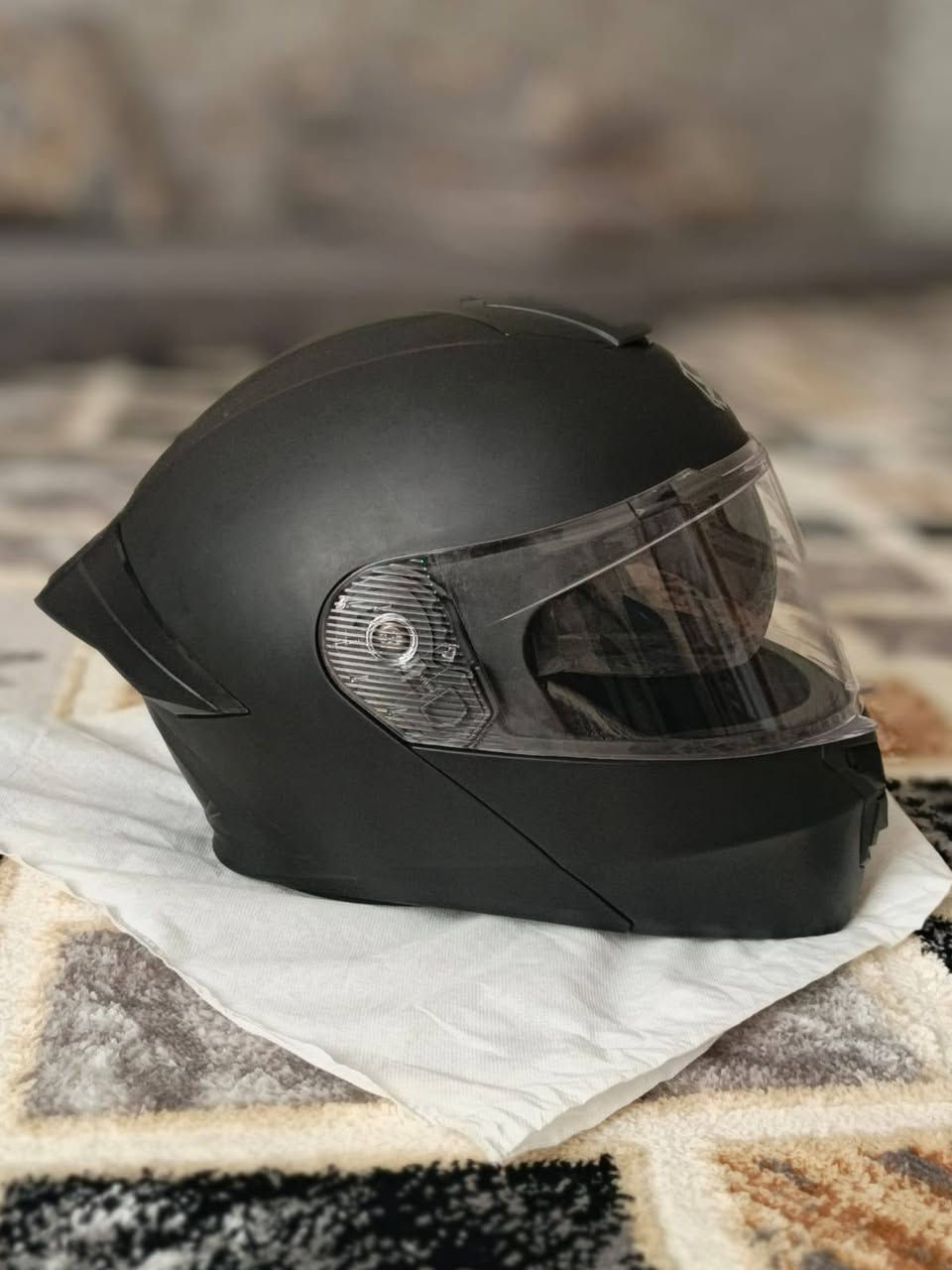 خوذه للبيع بيها لد 3مودات الخوذه جديده بيها جامتين داخليه مضلله وخارجيه شفافه 
سعرها 55
المكان الرمادي 
رقم/***********
