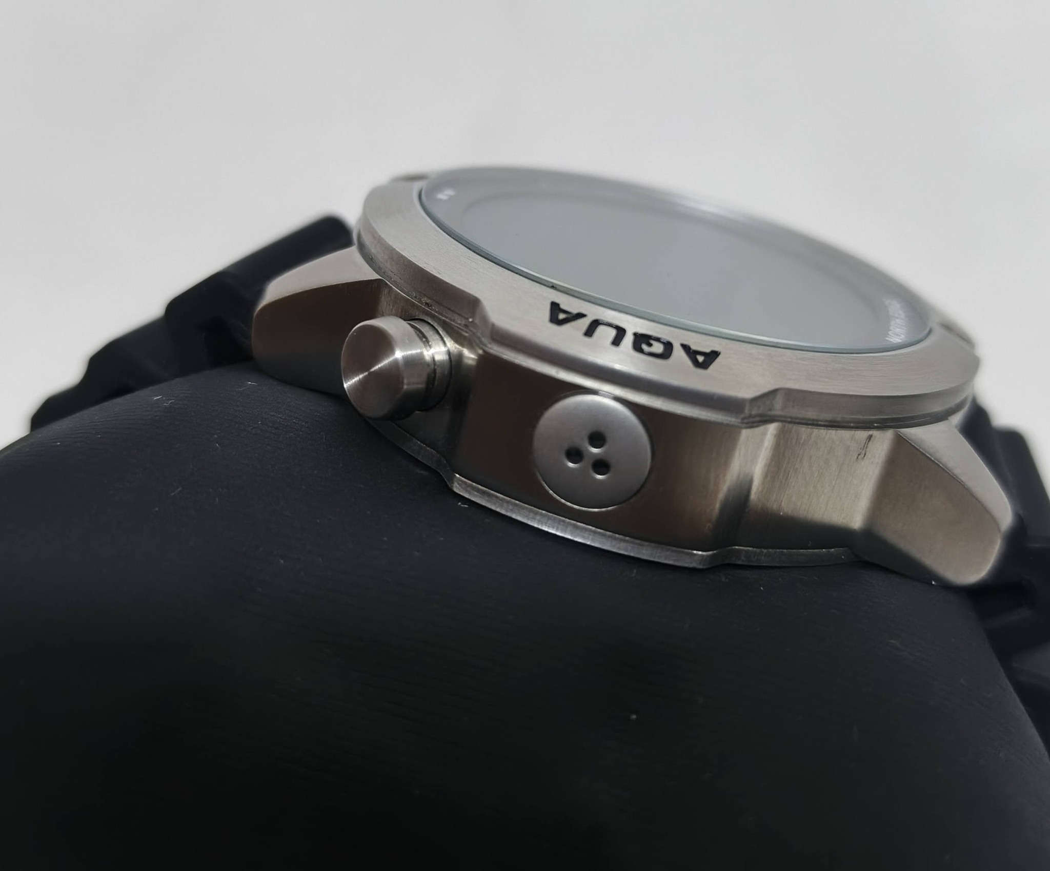 ساعة الغواصين North Edge Aqua، 
وهي ساعة كمبيوتر مخصصة للغوص والأنشطة الخارجية. 
المميزات الرئيسية
صُممت هذه الساعة بشكل أساسي للغواصين والمغامرين، وتتضمن الوظائف التالية:
وظائف الغوص: تدعم وضع غوص السكوبا (Scuba) والغوص الحر (Freestyle)، وتوفر بيانات مثل وقت عدم إلغاء الضغط (NDL)، 
العمق، درجة الحرارة، وسرعة الغوص.
أدوات الملاحة والبيئة: مزودة ببوصلة رقمية، ومقياس ارتفاع (Altimeter)، وبارومتر لقياس الضغط الجوي وتحديثات الطقس.
تتبع اللياقة البدنية: تحتوي على عداد للخطوات (Pedometer) ووظيفة لتسجيل وقت التمرين.
التصميم والمتانة: تتميز بهيكل من الفولاذ المقاوم للصدأ وشاشة رقمية واضحة مع إضاءة خلفية للاستخدام في ظروف الإضاءة المنخفضة.
مقاومة الماء: الساعة مقاومة للماء حتى عمق 100 متر مما يجعلها مناسبة لمختلف الأنشطة المائية
السعر ١٢٠ ألف


**إذا كنت صاحب هذا الإعلان وتريد حذفه لأي سبب، رجاءا أرسل رسالة إلى الدعم الفني**