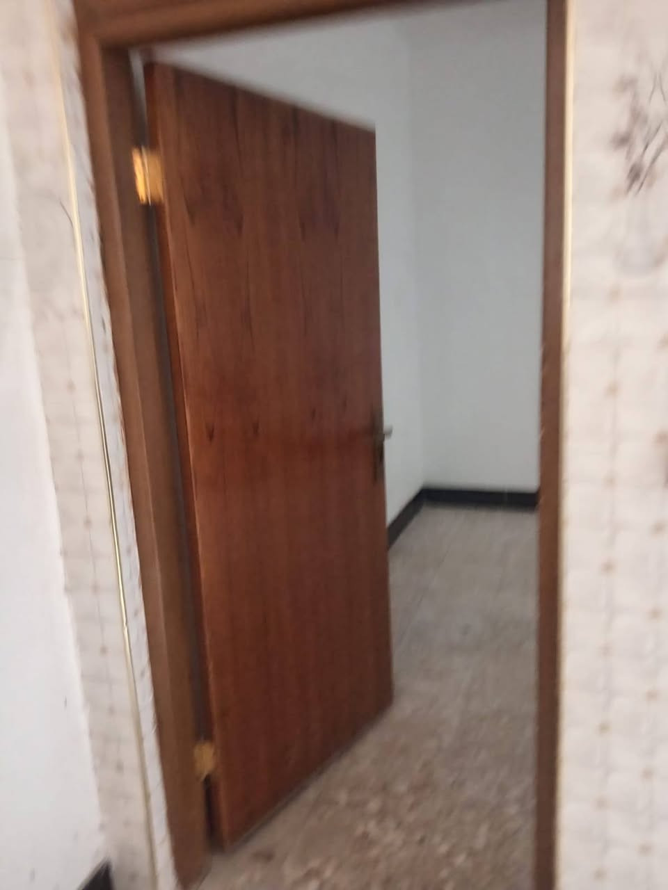 العنوان طريق السنيه قرب سكه القطار مجمع توحيد الشارع الاول بالبدايه ١٠٠ م غرفه وصاله واسقبال ومجع صحيات خارجيه وداخليه ومنور وطارمه كامل خدمات تبليط اناره ماء وكهرباء مكلف بالنشر هذا رقم صاحب البيت ***********
