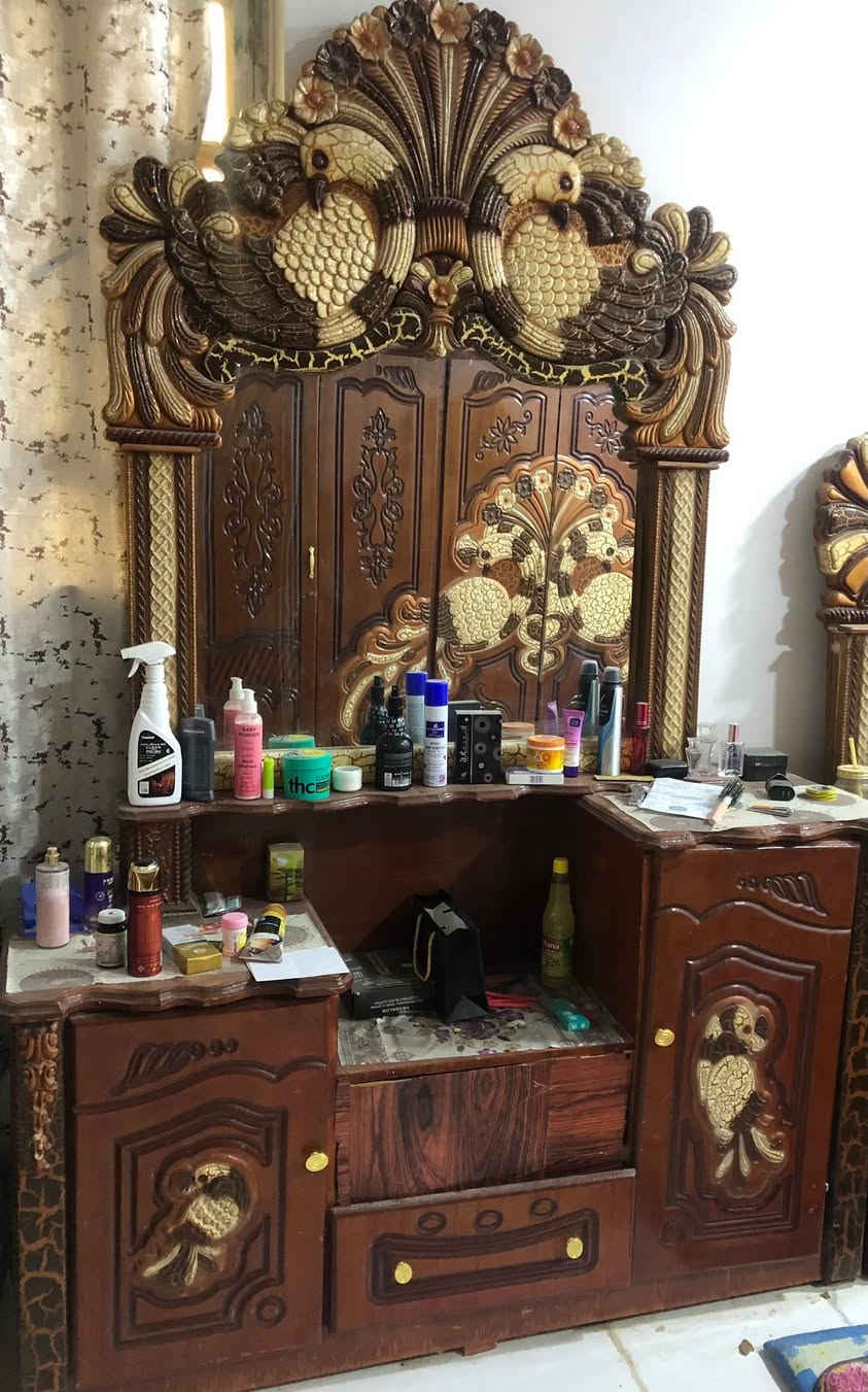 ١٨٠ الف فقط / غرفة نوم نظافة وسط مع الدوشك بيه اضرار بسيطة ومتصلحة الناصرية المركز ‭***********‬
