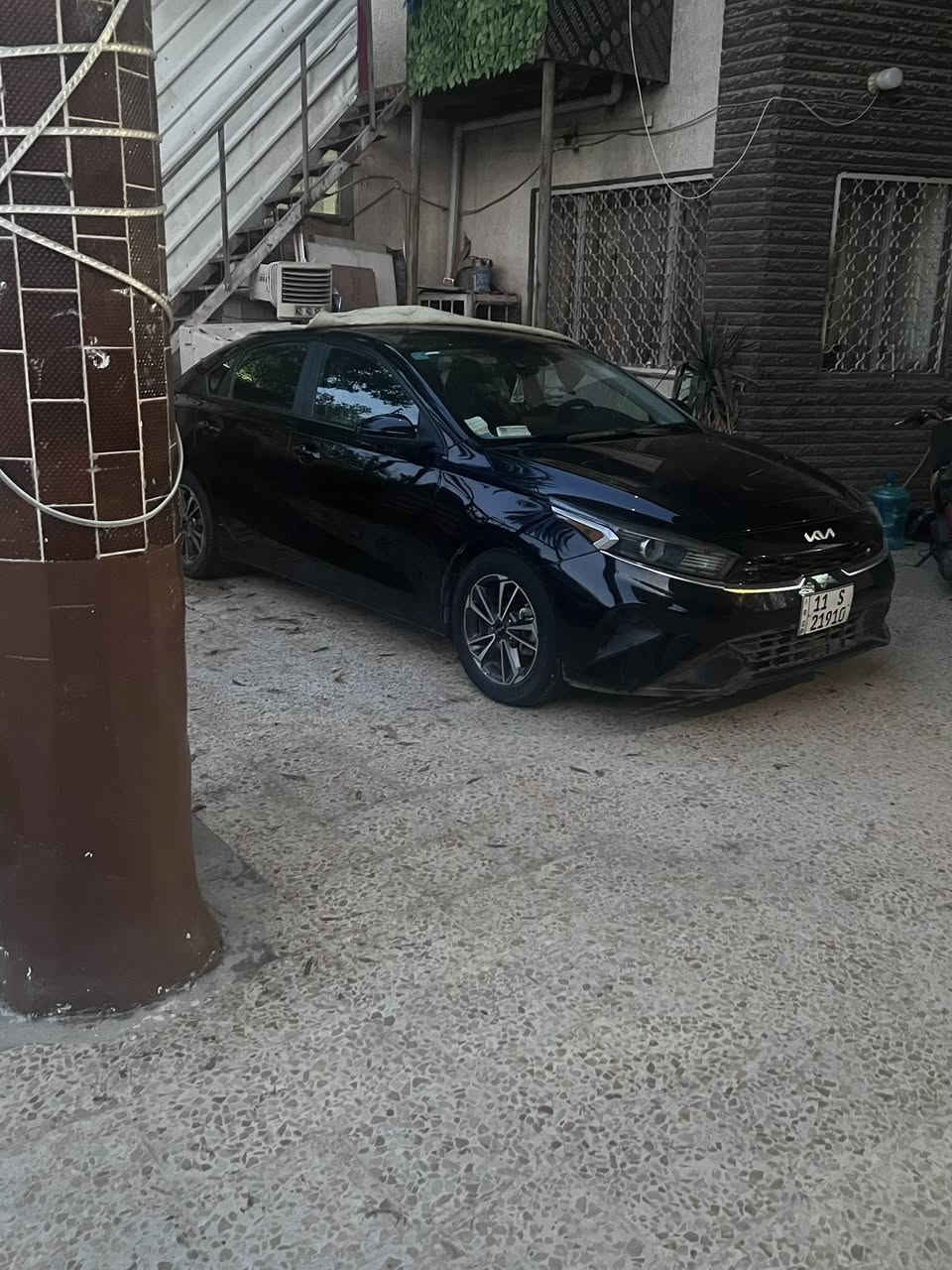 سلام عليكم اخوان  للبيع 
كيا فورتي وارد أمريكي كير ايتي المرغوب
سعر 137ورقه  رجا قرائت المنشور كامل 
موديل 22 
ماشيه 50 
بيها تخم تايرات جدد 
غرفتها جديده 
سياره اخت الزيرو  بل نضافه مالتها 
تدفئه تبريد تبريدها ثلج 
تحكمات استيرن جهتين 
كامره دواره 
تحديد مسار 
مثبت سرعه 
موصفاته معروفه 
محرك 2000 ( دوش) 
وكير (ايتي) المرغوب 
بل سونار يطّلع جاملغ وبنيد مفتوح 
ولاكن هنه مبدلات اصلي نفس الون 
ضربتها جهه السايق بيها اصبع بل لغد ول شاصي كفاله بدون تعمير بدون معجون 
فقط سحب رقمها بغداد 
ومكاني حي التجار بغداد 
سعرها 137 ورقه 
*********** اتصال فقط 
*********** وتساب فقط 

ملاحظة عليها زنون شاده ب600$
