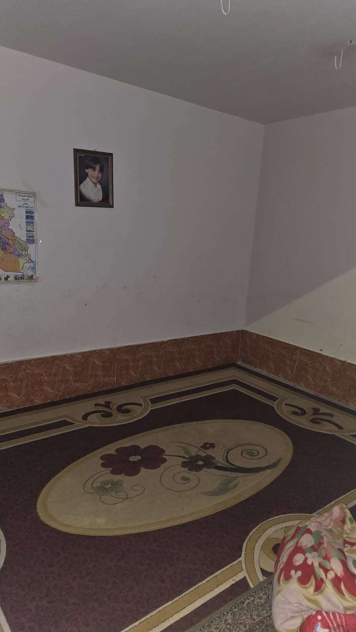 بيت للبيع في حي السلام
شارع المستوصف – من جهة أبو مصطفى (أبو الدجاج)

المساحة: 100 م² (10 × 10 مربع)

يتكون من:
 •الطابق الأرضي:
 •صالة
 •استقبال
 •مطبخ
 •صحيات عدد (2)
 •الطابق الأول:
 •غرفتين نوم
 •صحيات

مطلوب للمصرف العقاري

للاستفسار: ***********
