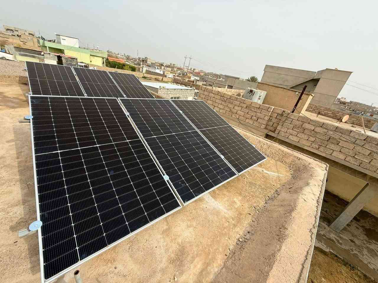 يتوفر نظام الدفع بالنقد أو الأقساط
مواد من احسن المناشىء وضمان حقيقي 

تم بحمد الله تجهيز و تنصيب منظومة طاقة شمسية في قرية شكراً في قضاء الشرقاط. 
          
تجهز المنظومة للمنزل ب 12 امبير نهاراً و 15 أمبير ليلاً(بالتناوب مع الوطني) 

مكونات المنظومة: 
¶  6 الواح نوع جينكو ذات وجهين ذات كفائة عالية بضمان  10 سنة تم تثبيت الالواح على هيكل معدني مصنوع من الحديد المغلون المقاوم للصدئ. 
¶ جهاز انفيرتر  حجم 6.2 كيلو واط  بضمان سنة. 
¶  بطارية ليثيوم 15 كيلو واط-ساعة بضمان 5 سنوات. 
¶ لوحة توزيع وقواطع دورة مع جوزات ذكية.
¶ كونتكتر تحويل آلي بين الوطنية والطاقة الشمسية. 
¶ كيبلات خاصة بالتيار المستمر والتيار المتناوب. 
مع اجهزة حماية للمنظومة

العنوان: السوق الجديد- قرب مطعم قصة - الشرقاط - صلاح الدين

يمكنكم التواصل معنا على الارقام التالية:
*********** / ***********
واتساب وتلكرام: ***********
انستكرام: adwaa_comp
#أضواء_للطاقة_الشمسية_الشرقاط_صلاح_الدين
