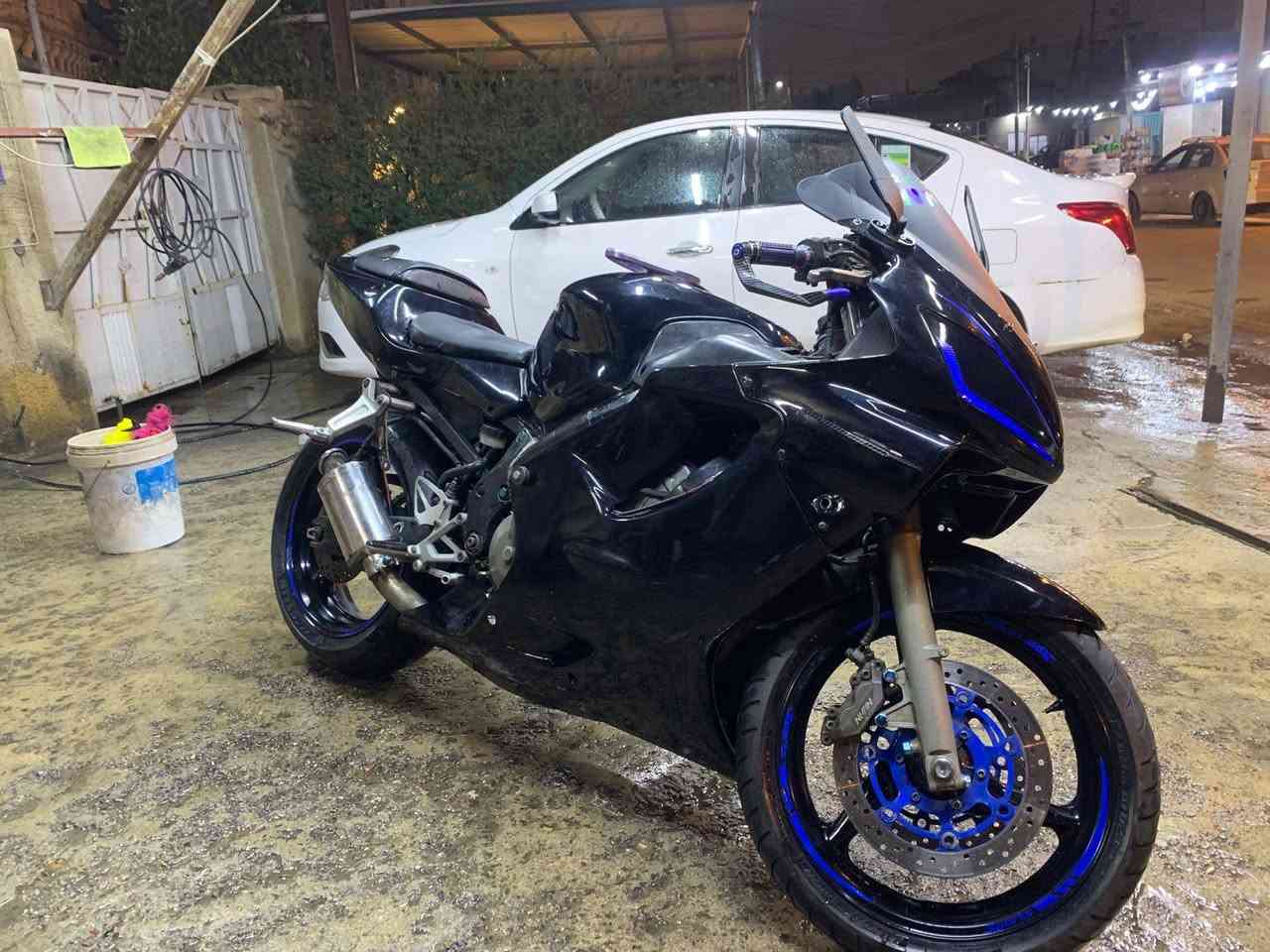 السلام عليكم ، افوراي مكينة مكفولة صوت ونفخ وحماوه
مفتوحة مرة وحدة💕.
دسكات امامي خلفي جديد✅.
يدات بريك رياضي اصلي✅.
اكزوز رياضي✅.
وشوم كفرات خفيفة✅.
تايرات جدد وكالة💙.
الدراجة عليها ادامة من دهن وفلتر ومي راديتر اصلي وبلكات NGK من الوكالة✅.
يدات رياضي✅.
موي خفاش اصلي رياضي قلاب✅.
زنجيل جديد وكالة✅.
الدراجة ماعوزها بس سايق كلش نظيفة ما شاء الله💙.
كيرها مكفول✅
 عقل كفالة عامة💙.
بريكات كله ع طخه💙.
يعني الدراجة متصرف ربع عليها حته بانزين محسن بيها😂💙،
السعر اتصل💙.
المكان بغداد
الرقم : *********** اتصال واتساب ورصيد موجود💙.
