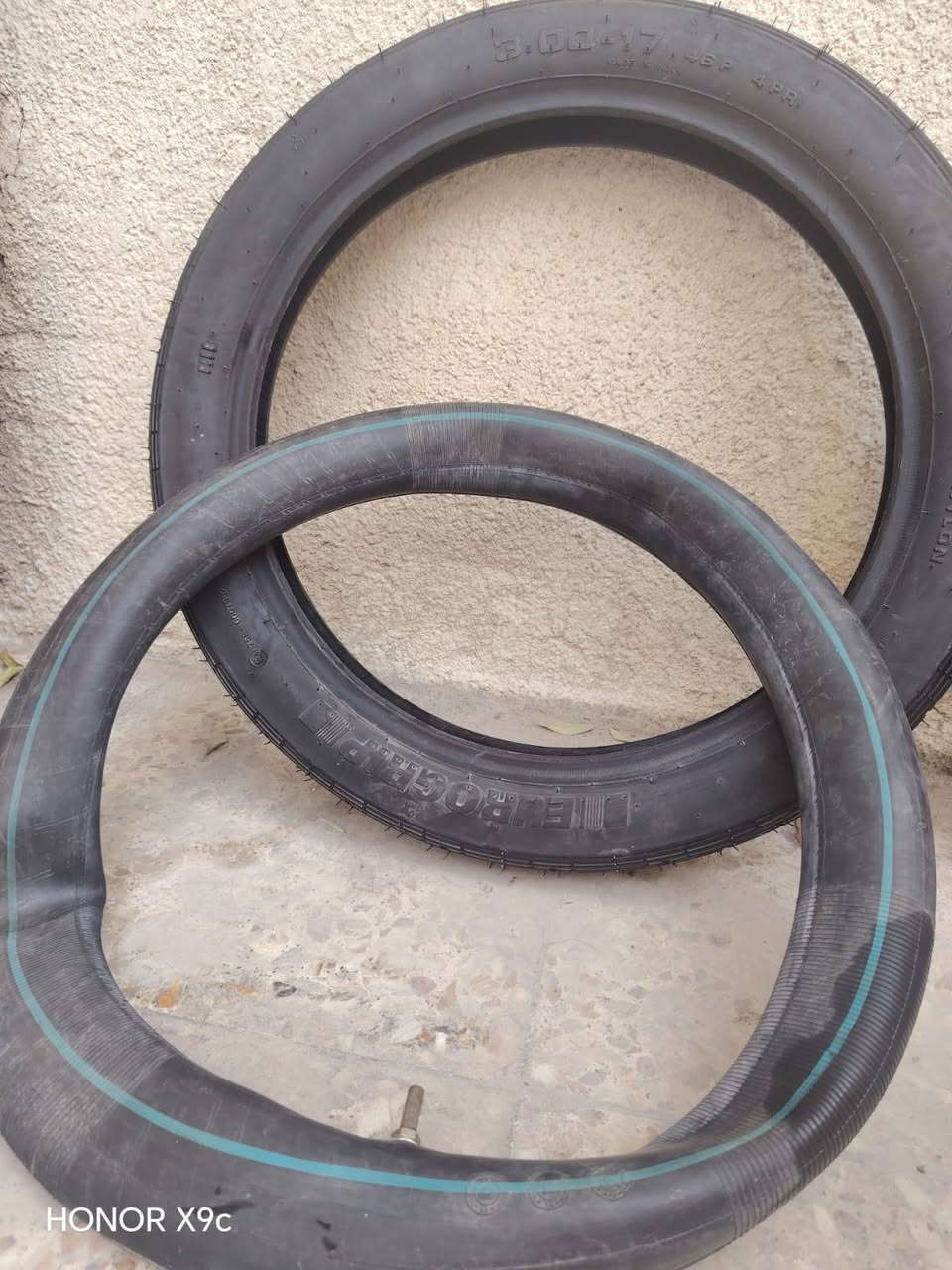 السلام عليكم تايرات بوكسر خلفي وامامي هنه والجوابه مالتهن تايرات جدد اول ما اشتريت الداجه شلتهن اشتريت جوبلس وهسه اريد ابيعهن هنه وجوابتهن ما مستخدمات وما بيهن اي بنجر جدد ونضيفات كلش مكاني بغداد البياع رقم الهاتف ***********
