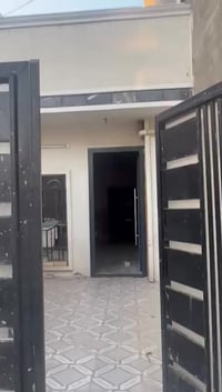 يوجد لدينا بيت يجار يحتوي على قرفتين نوم  وصاله ومطبخ وخدمات الموقع حي...