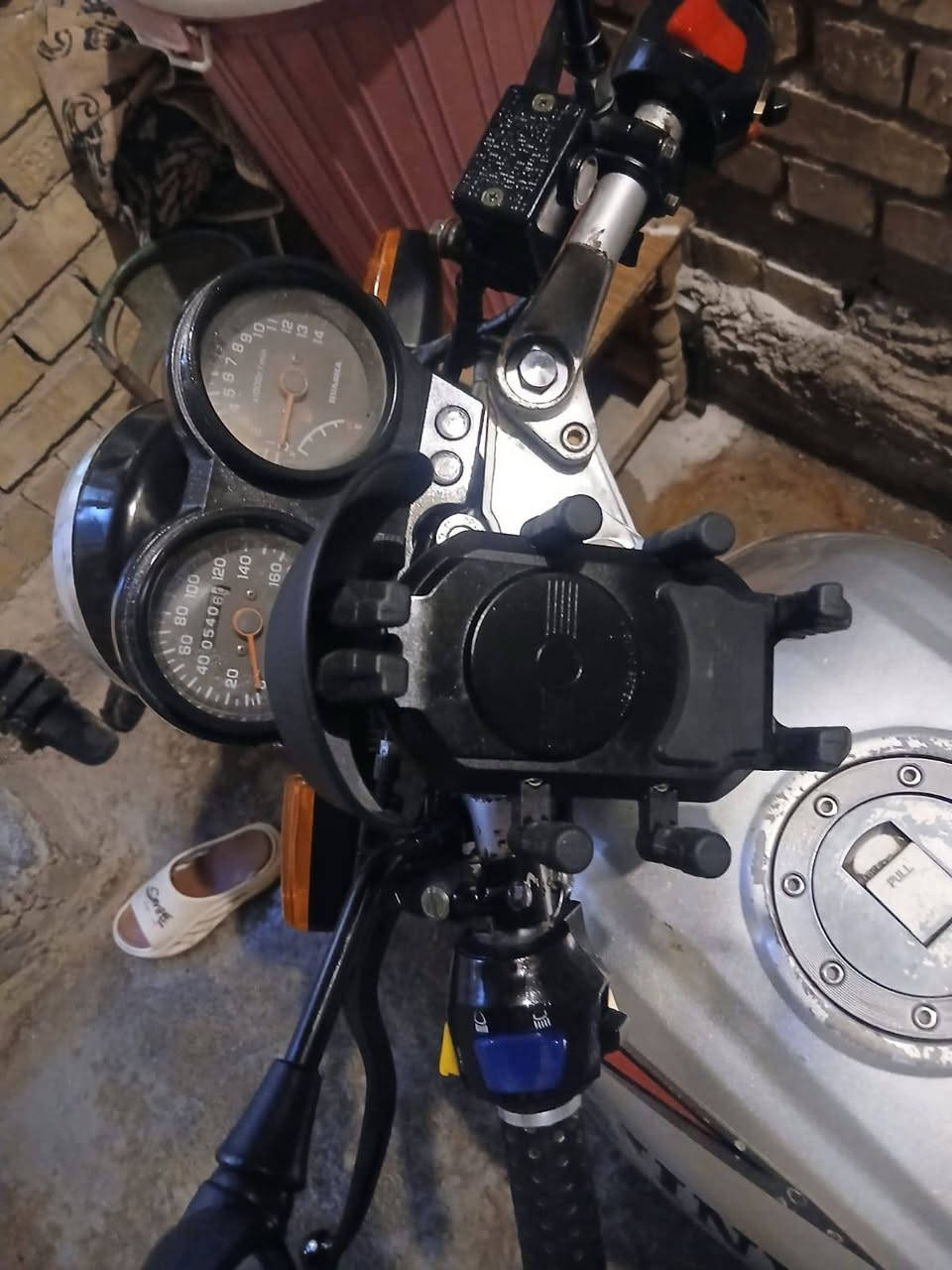 السلام عليكم اخواني
دراجه جني باندا خمسه كير دراجه حلوة ونضيفه ومحرك مكفول ممفتوح كهربائيات شغاله بس الكيج واكف ورگلة كلش خفيفه بالتاير الامامي تبين عندك من تمشي خامس الباقي شغال تايرات جدد ومال بيت دراجه متعوب عليها مكمركه كامل باقي عل لوحاات سعرها 650 وبيها مجال بسيط اخواني مكان بغداد حي الجهاد رقم *********** وبالخدمه
