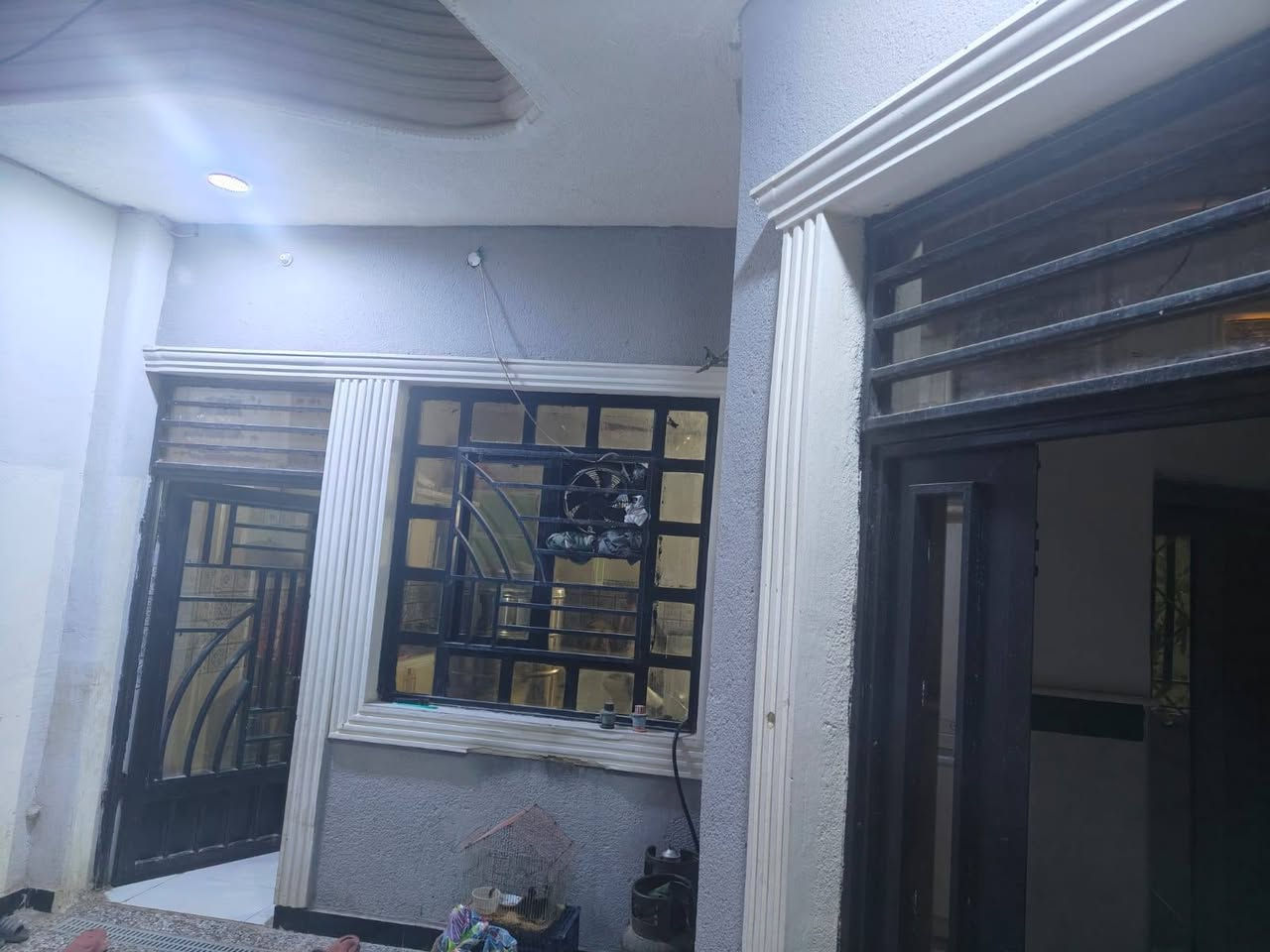 السلام عليكم بيت في كربلاء حي الرساله 200 متر قرب الشارع العام مال الكيات ثالث بيت عن الشارع العام  يحتوي على اربع غرف واستقبال وصاله ومطبخ وحديقه. السعر 280 قابل لتفاوض .لاستفسار اكثر ***********
