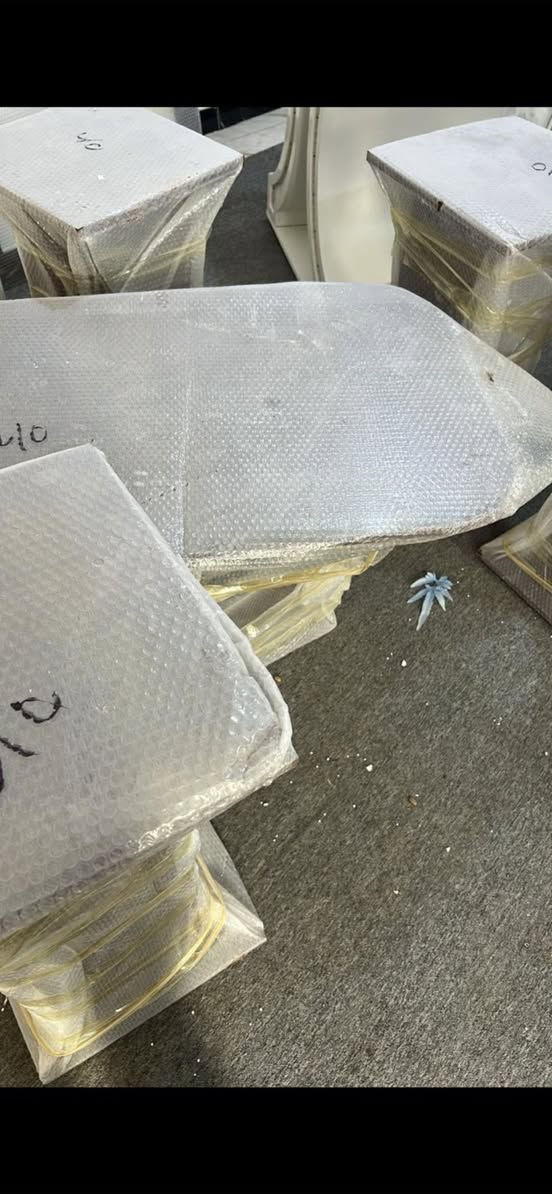 كوشة خشبيه  ٣ خلفيات و قوس ركن معة طبلات ٤ وميز   بعدهي جديدة  كلش ولا مرة طالعة مكاني بصرة ***********  سعر ٧٥٠ وبيه مجال خشب ابو ١٨ الي مصبوغ بلاد
