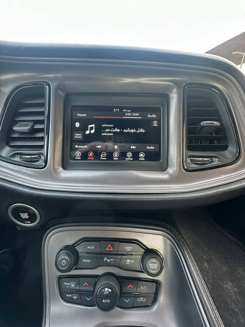 السلام عليكم 
دوج جالنجرGt
 ٢٠٢٣
ماشيه ١٧ الف (بعده بريحه  شركه
السياره كلين 
من اجت دريت بيه حادث امامي ٣ قطع
سعره ١٩٠ 
مكانه حي جهاد 
***********
