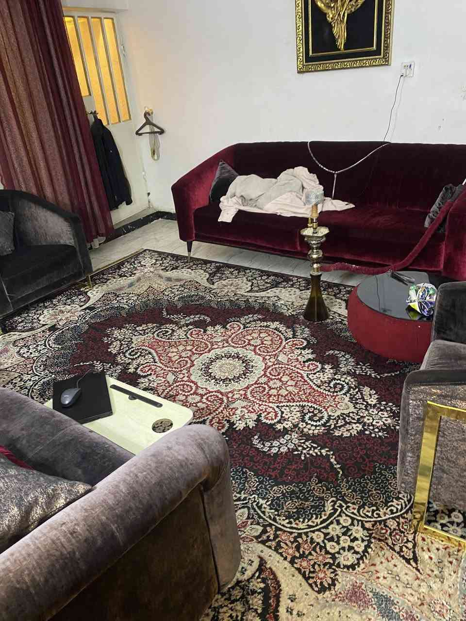 السلام عليكم عندي بيت للبيع يم حسينية محسن الحكيم قريب على مطعم الرياضي مساحه 55متر السعر 119 وبي مجال ***********
