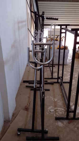 ابيع شلع 
بوري حديد نضافه ٩٥٪ مع المثبت بل حائط 
عارضه ملابس فول وسعر بلاش 
تعلاكه هم بلاش ٣بالف 
مصطره وتعاليكهه 
ابيع شلع 
***********
