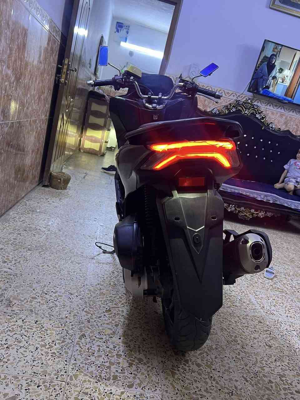 للبيع Honda PCX جيل 4 — دراجة تفرّ براحة وأناقة ✨
🔹 ماشية 19 ألف فقط
🔹 لون فيلي مميز وجذاب
🔹 مكفولة وبحالة ممتازة
🔹 استخدام نظيف جداً وما تحتاج أي مصروف

دراجة تجمع بين الفخامة، الراحة، والاقتصاد بالبنزين 🔥
الي يعرف بالـ PCX يعرف قيمتها عدل 
الدراجه مو يابني سعر خمصطعش ونص 15:50$ بيها مجال قليل وكلشي اكو بل سوك مكان بغداد *********** جيب فيتريه مو فيتر واحد
