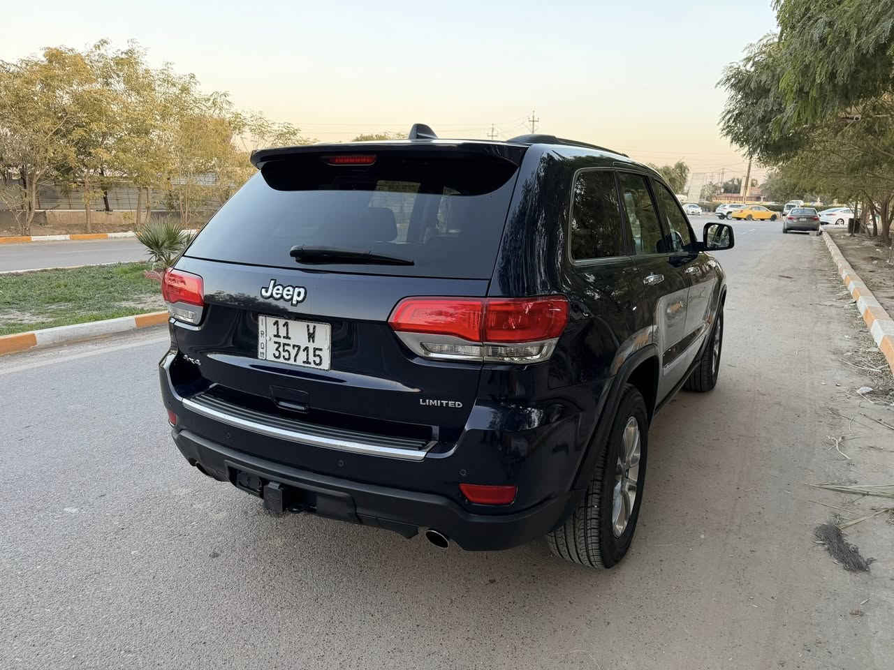 السلام عليكم   2014Jeep  الون نيلي بيها ٥ قطع صبع بدون دواخل ماشيه ١٧٧ سياره جاهزه مابيها نواقص مكينه كير خير من الله تخم تاير جديد السعر 175 بيها مجال بسيط مكاني بغداد  ***********
