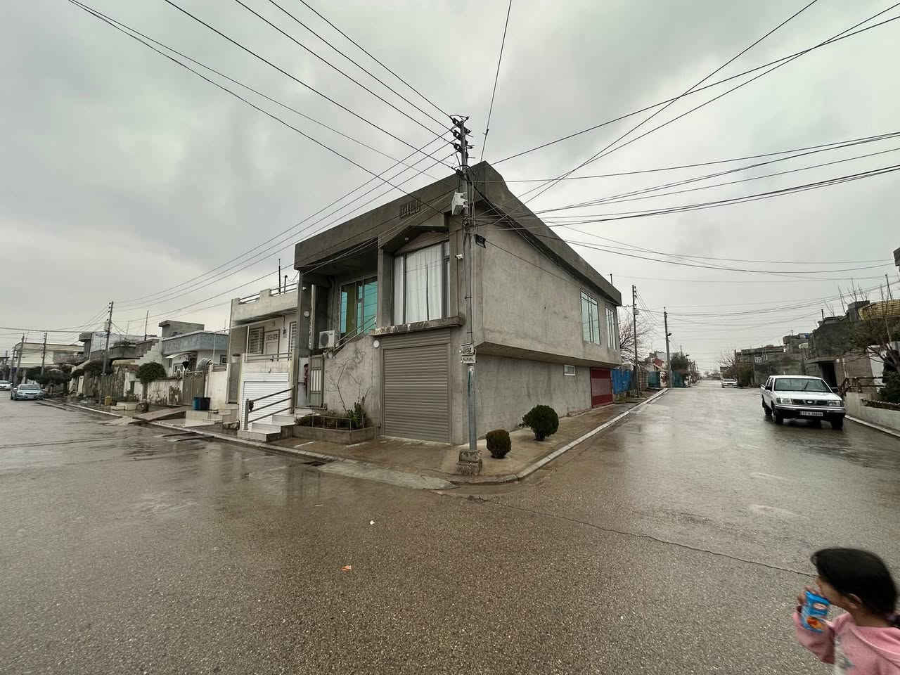 خانوی ٢ قات فول مواسەفات لە هەڵەبجە بۆ فرۆشتن
قاتی خوارەوە 
گەراجێک 
مەخزەن 
ژورێک
دەستشۆر 
.
قاتی سەرەوە 
باڵکۆن 
میوان 
مەتبەخ 
هۆڵ 
نوستن
مشتەمەلات 
.
هەورەبان
مەخزەنەکەی دەڕابەی کارەبای هەیە 
سەقفی مەغریبی هەیە 
شۆفاشی هەیە و سێتی مەتبەخی لەگەڵە
 خانوەکە  زۆر بەجوانی و بێ هیچ کەمو کورتییەک کراوەتەوە
تەرەشوع و تەقیوی و هیچ کێشەیەکی نییە      

دەروازەی شار ناوهەورامییەکان
***********
