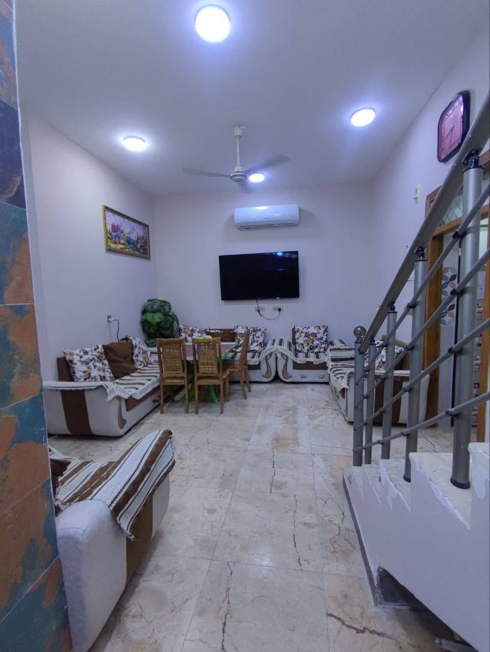 بيت بناء حديث 150متر
بالإسكان الصناعي قرب مجسر الاسكان الصناعي
الطابق الأول طارمه استقبال وصاله وغرفتين نوم ومطبخ وصحيات داخليه وخارجيه ومنور
الطابق الثاني يتكون من 4 غرف وصاله وصحيات
السعر والتفاصيل اتصل ***********
