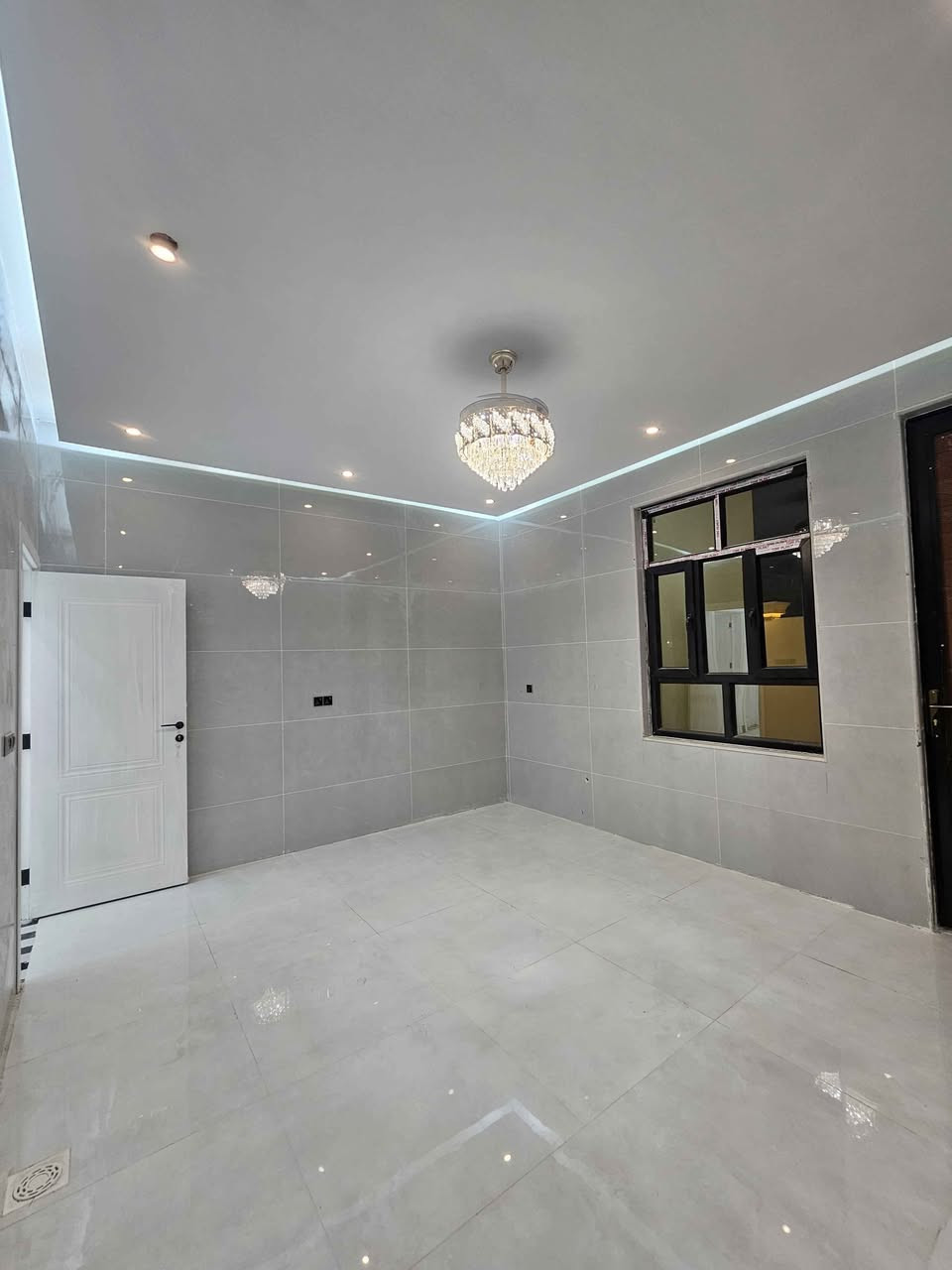 📢 إعلان دار حديث للبيع – فرصة مميزة في البصرة
🏡 دار حديث للبيع
📐 المساحة: 250 متر
📄 الطابو: صرف تحويل مباشر باسم المشتري
✨ المواصفات:
▪️ بناء حديث طابقين
▪️ 6 غرف نوم (3 سويت)
▪️ واجهة ملكي عمل درجة أولى
▪️ تصميم حديث وتشطيب فاخر
▪️ جميع الخدمات متوفرة (ماء، كهرباء، شوارع مبلطة)
📍 العنوان: البصرة / أبي الخصيب / شارع المحكمة
💰 السعر: 260 مليون وقابل للتفاوض
📞 للاستفسار والاتصال: *********** ابو الخصيب, البصرة
