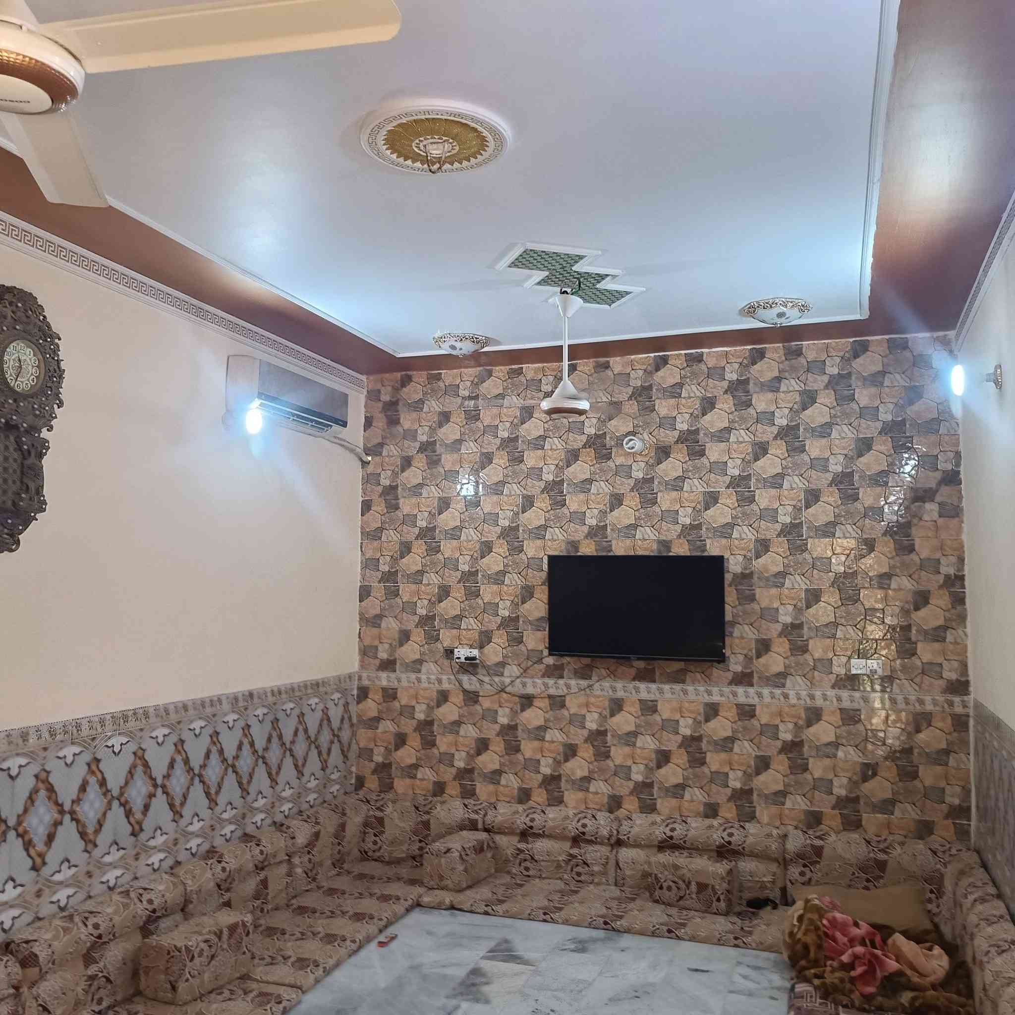 سلام عليكم بيت مساحه 200
الفتاحية حي الإمام مهدي فرع الفوج خدمات كامله ماء مجاري
كهرباء شارع طابق واحد طابوق الحي
يتكون من كراج واستقبال وصاله
غرفتين نوم وسطح شتايكر
سعر١٣٥وبي مجال وتصال على رقم ***********
