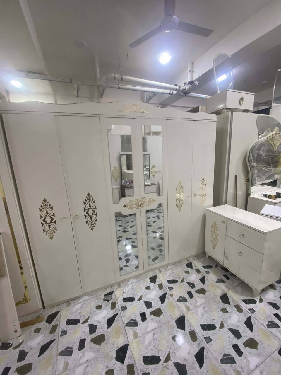 السلام عليكم غرف نوم تركي     تكريت حي العصري نهايت شارع البلديه يم أسواق البركه يوجد خدمت التوصيل الرقم ***********
