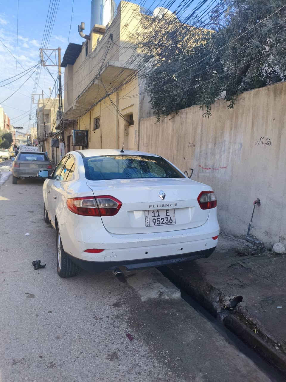 السلام عليكم سيارة رينو فلونس مدريل  2013 رقم بغداد مسطرة  مصفره غرامات سنوية جديدة 2028باسمي محرك وكير جديد سيارة كدام العين تجي تفحص تقتنع وتشتري مكان السيارة الموصل الايسر شرط التحويل غير مسجل على كابون السعر63وبيها مجال  ***********
