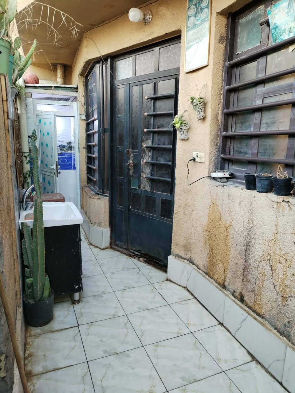 السلام عليكم بيت للبيع تجاوز مساحة ٩٠ متر مربع واجهة ٧ بناء حديث طابوق مسلح البيت يتكون من استقبال وصالة مفتوحة وغرفة منام ومطبخ وصحيات البيت كوله سيراميك فقط، الغرفه بياض  والسطح شتايكر بيت كامل وجاهز للسكن البيت صاير بشارع بيوت طابو نهاية الشارع  مكان بغداد بلأمين شهداء النفط يم اسواق كرار الوائلي السعر... ٤٥  وبي مجال حك الجية غير متواجد عل فيس للأستفسار الاتصال ع الرقم ***********
