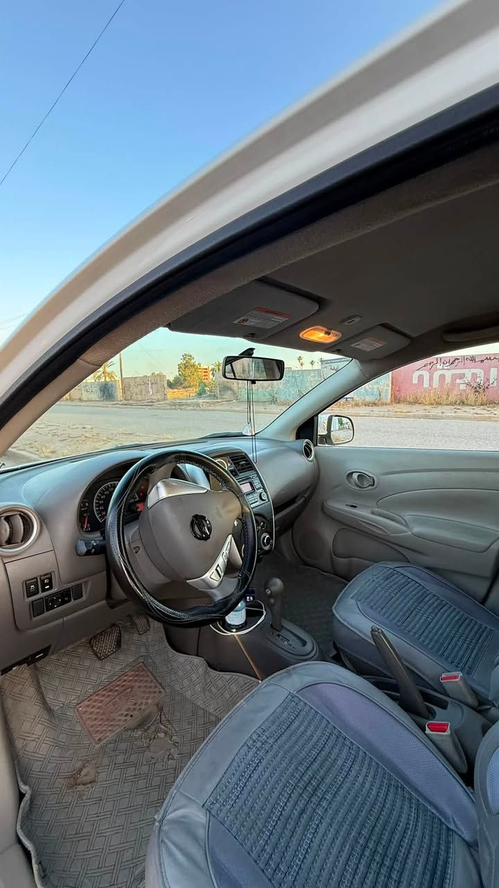 سلام عليكم
نيسان صني 2021
ماشية 160 km
بيها صبغ ربع باب السايق وتعديل بيها كم قطعة 
سنوية جديدة بأسمي تحويل ثاني يوم 
السعر/١٠٢ ومجال 
للتواصل ***********

