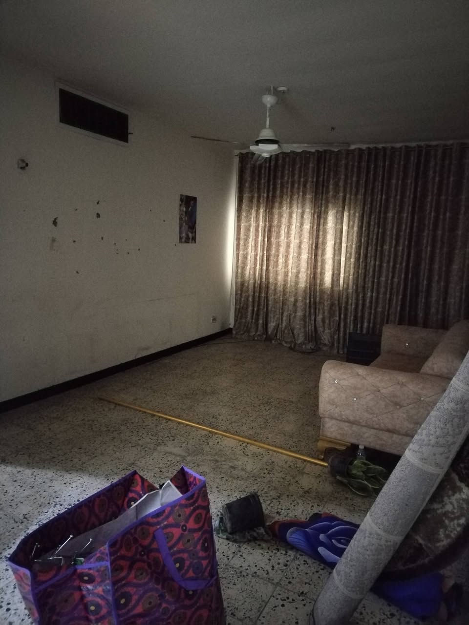 شقه مجمع٥ السيديه طابق وسط ٢نوم وخدمات نظيفه للايجار مطلوب عائله صغيره مرتبه موظف م الصفا للعقار السيديه ***********
