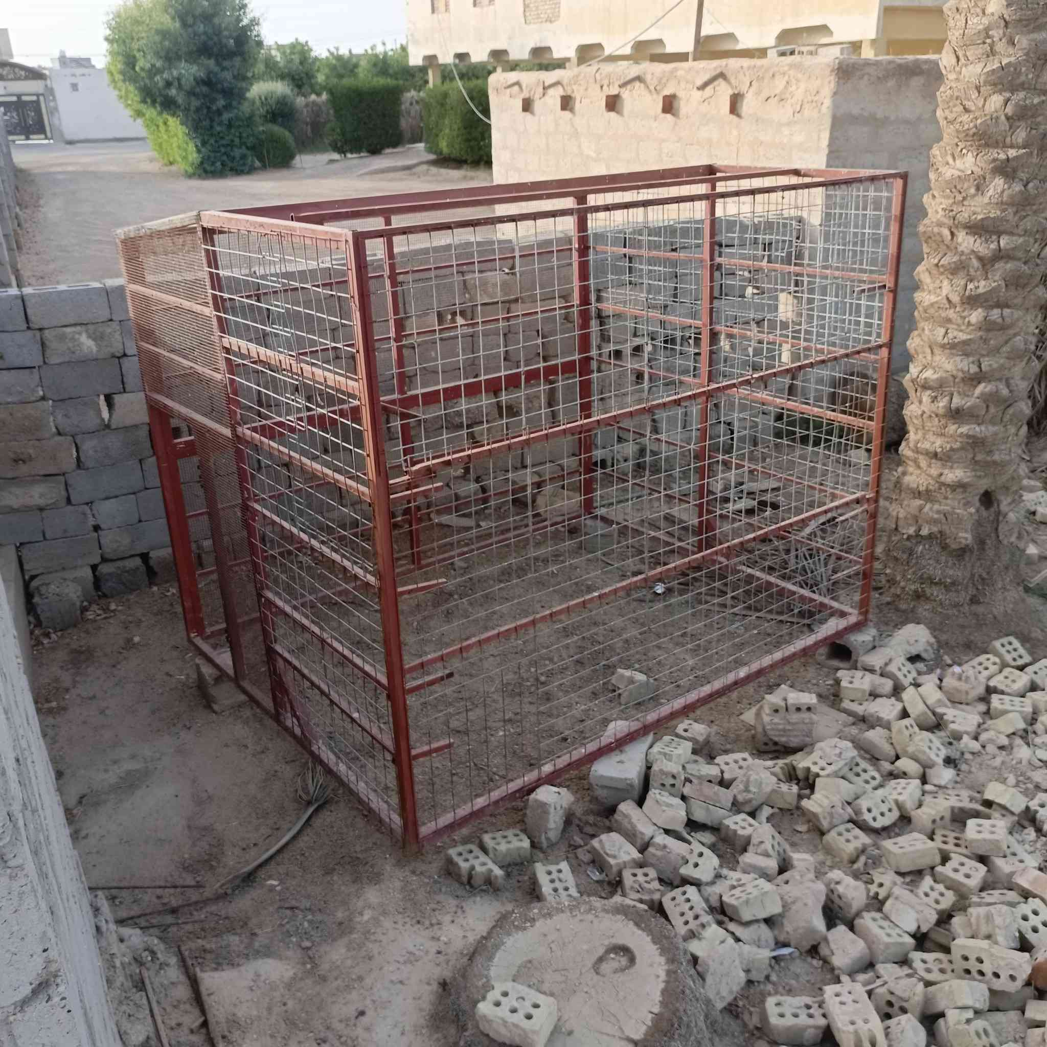 قفص للبيع حديد درجى اولى وشغل كله مضبوط الطول 3 والعرض 2  السعر 275 الف 
للتواصل عالرقم ***********
مكاني الصقلاوية
