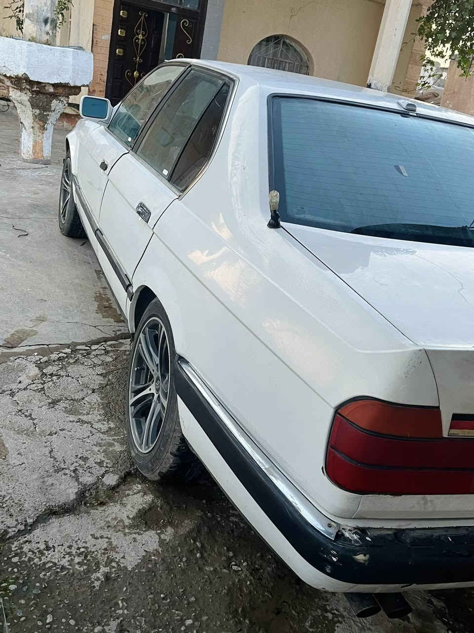 السلام عليكم بي ام حجم 753سكليتر كهربا.  

موديل1991 مكينه وكير خير من الله 

صدر حيل زين تايرات نضاف لايت عالي ناص شغل 

داخلهه حيل نضيف دشبول دبل ايرباك 

ابيع كوم حديد بدون تحول سنويه موجوده مكفوله 

تبريد شغال تدفئه شغاله سياره حلوه 

بيع او مراوس يرهم السعر 17وبيهه مجال 

مكان بيجي الخاص مفتوح ولخط مفتوح***********
