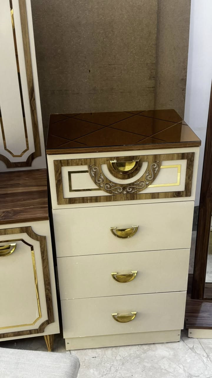 غرفه نوم ملكي 9قطع قنصور 8ابواب  بواب غرفه هيدروليك نضافه اخو الجديد السعر مع الشد والنقل مليون 75 الف
***********
***********
#اكسبلور #غرف #اثاث
