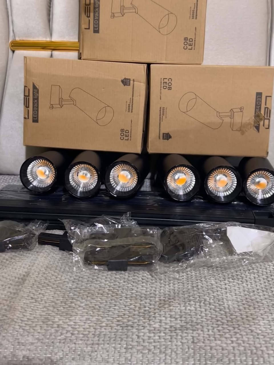 كشافات (Spotlights) قابلة للتوجيه والتحريك بزاوية 180 درجة.يمكن تركيب السكة على السقف أو الجدار.تتوفر هذه الكشافات بقدرات إضاءة مختلفة تتراوح عادةً بين 30 واط 
@إشارة


**إذا كنت صاحب هذا الإعلان وتريد حذفه لأي سبب، رجاءا أرسل رسالة إلى الدعم الفني**