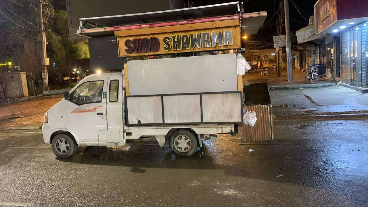 السلام علیکم
هایفی 2012 بۆ فرۆشن مەنەفێست 
بەکامل ئەشیای شاورمەوە دەیفرۆشم 
مەکینەی بەشەرت ئەشیاکانی هەمووی بەشەرت لە شەوایە تا چەقۆ هەموو شتێکی لەگەڵە
بۆ معامەلە تەلەفۆن بکەن 
شوێن ڕانیە
 ***********
