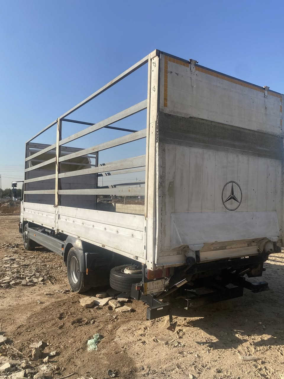 السلام عليكم ورحمة الله وبركاته سياره اتيكو2001  سياره جاهزه وخير من الله كبل لشغل 6سلندر 8برغي رقم صاحب السياره رقم انكليزي بس عل استلام وطالعات 4طن.   مكان بغداد
‭0770 959 3130‬
