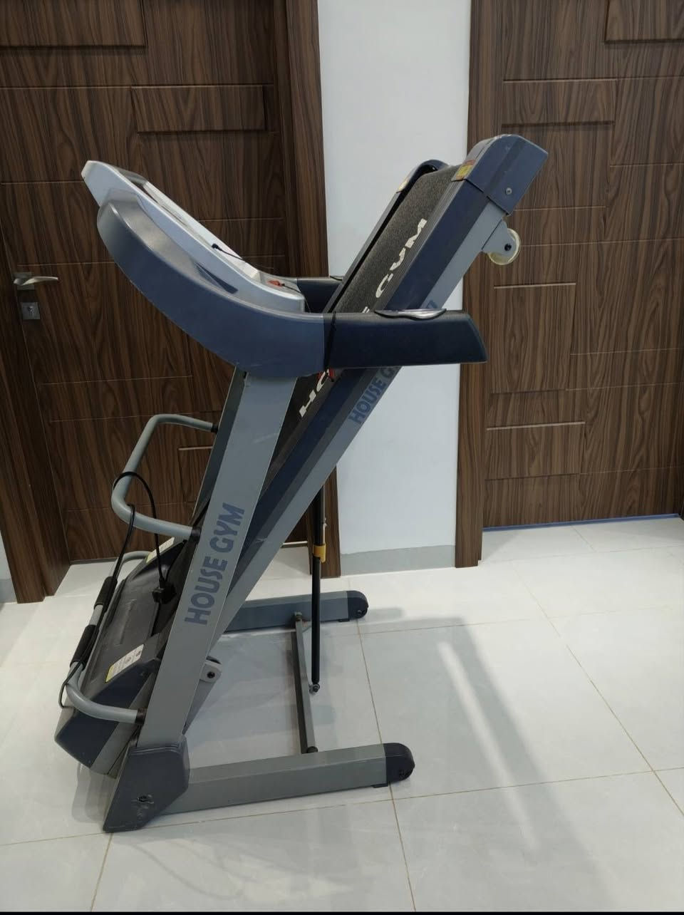 سلام عليكم جهاز جري من شركه HOUSE GYM للبيع السعر 200الف وبيه مجال للاستفسار اكثر اتصال على الرقم ***********
